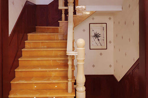 江汉石油管理局中式别墅室内汉白玉石楼梯的定制安装装饰效果