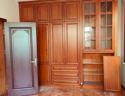 江汉石油管理局中式家庭装修里定制的实木衣柜效果图